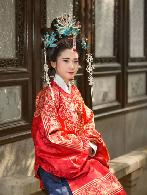 Traditional Chinese hanfu in Ming dynasty style | Wedding dress. Photo by 霜序映画.