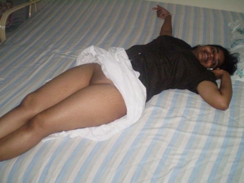 sexybddeshigirls:  Desi Hot Aunty in Bra