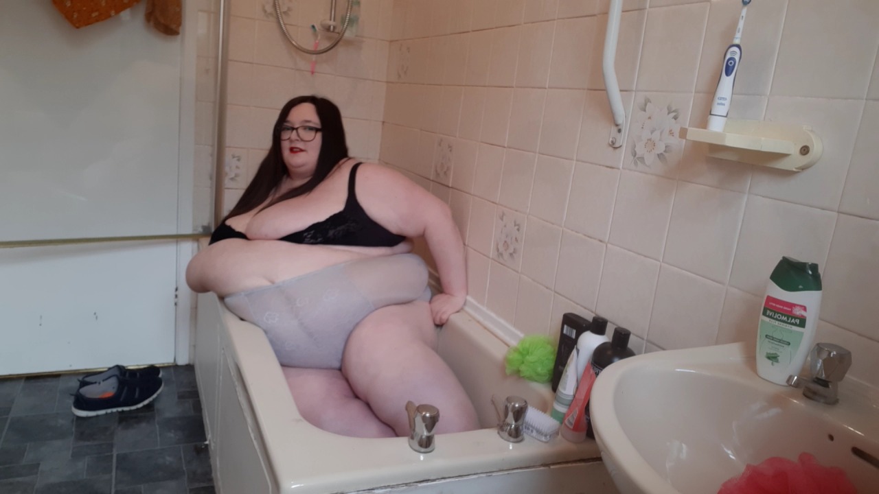 ssbbwladybrads:I nearly got stuck in the bath lol 