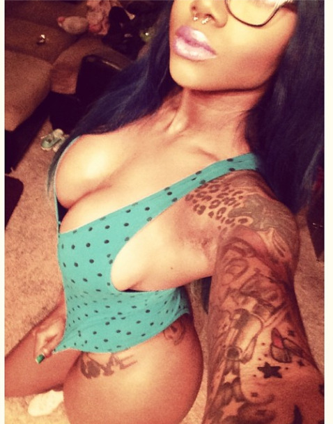 naturallyaprincess:  black girl x blue hair 