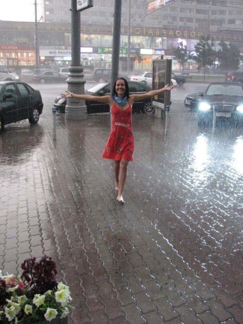 womanbarefootinpublic:  Barefoot in the rain