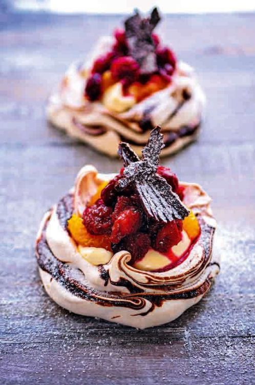 Mini Cranberry Orange and Chocolate Pavlovas | YUMCITY