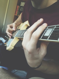 chunknothisispatrick:  Idk I just though this photo of my guitar looked cool 