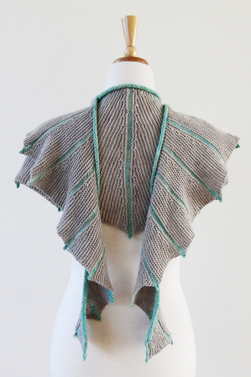 nightkunoichi:blackwidina:mori-girl-life:diychristmascrafts:DIY $6 Pattern for the Sea Dragon Shawl 