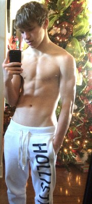 twinkmeetslife:  Christmas twink selfie :) 