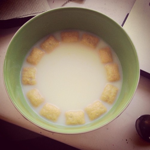 carriehopefletcher: All my cereal just lined up around the edges of my bowl…this is the start