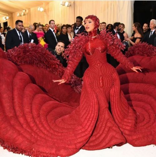 Bring it Cardi! #metgala #metgala2019 #metgalafashion #freesbyfashion #fashion https://www.instagram