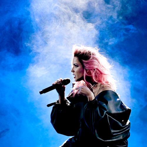 queenofbadlands:Halsey performing at the iHeartRadio Music Awards 2019 20biteen is her year!!