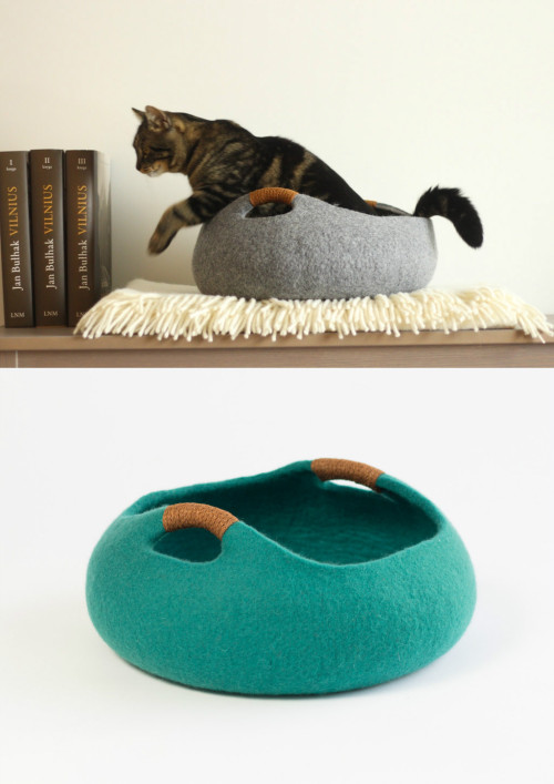 jumpingjacktrash:muchadoeaboutnothing:sosuperawesome:Handmade Felt Cat Caves, Beds and Baskets by el