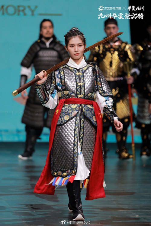 hanfugallery:women in chinese hanfu and armor by 温陈华之炼铠堂