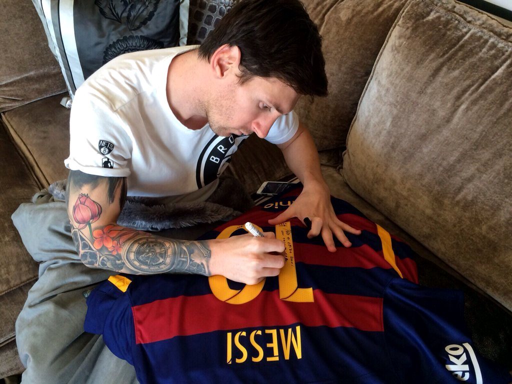 leomessiforever:  Ronaldinho: “T-shirt with the dedication of friend and great