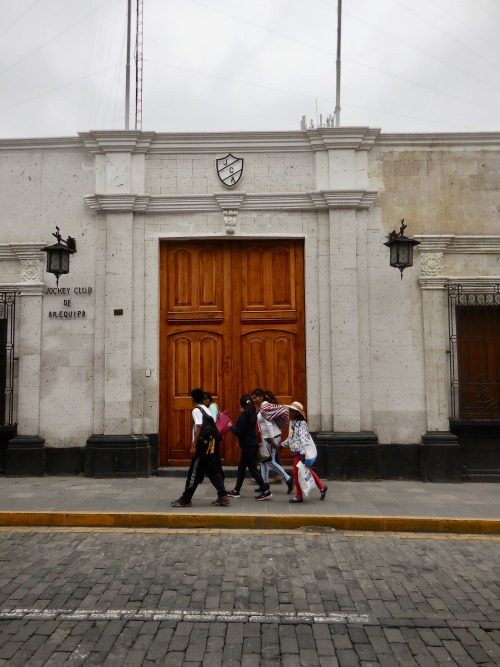 Las Puertas de Arequipa XXXI - los jóvenes que pasan Jockey Club de Arequipa, 2017.