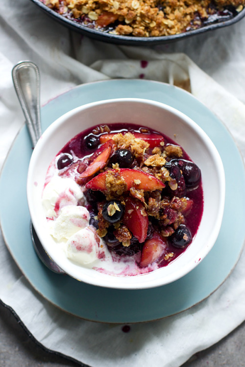 foodffs:  Peach, Blackberry and Blueberry Graham Cracker CrumbleReally nice recipes. Every hour.Show me what you cooked!