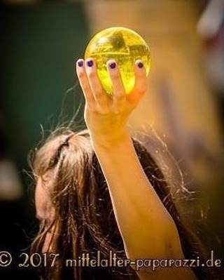 Wheee! Büdingen 2017 was beautiful. Thank you all, special thanks to Mittelalterpaparazzi for the pictures!
#ball #sphere #kugel #kerrybalder #kontaktjonglage #jonglage #contactjuggling #juggling #hand #fingers #nailpolish — view on Instagram...