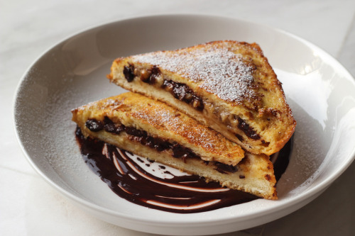 delectabledelight:Banana and dark chocolate stuffed french toast (by honey drizzle)