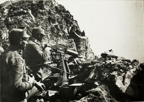 scrapironflotilla: Austro-Hungarian machine gun crew firing from the top of a mountain on the Italia
