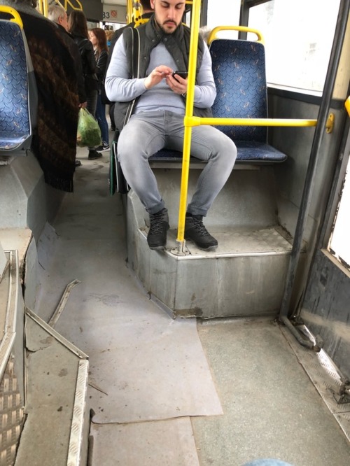 lsxns: Situacija iz busa, novi sad, danas! Bradonja! Gledali smo se napeto, krenuo da mu se dize.