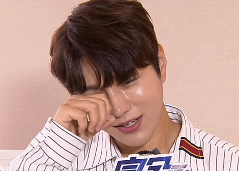 soooldout:mission: kitty style finger hearts = perfect for myungsoo