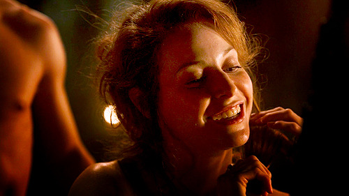 screencappingladies:  1.05 the wolf and the lion  Ros in happier days, getting her