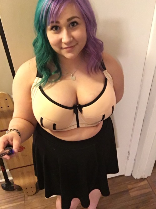 misspennyprimetime:  Guess who got a new bra and a selfie stick?!  That bra is doing God’s wor