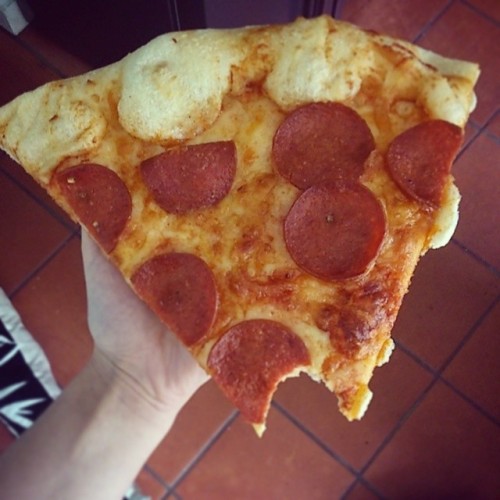 Look at this majestic creature I just found in the kitchen!! :O it’s beautifullll! #pizza #huge #nom #omg