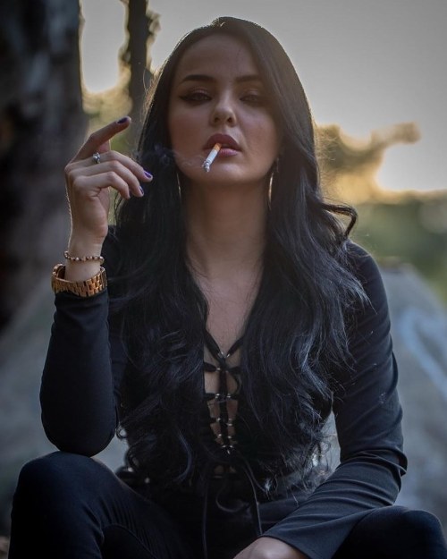 smokinbadgirl:  🚬🔥💋  