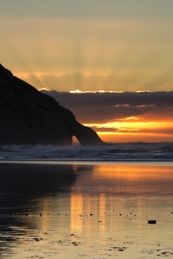 l0stship:  Wharariki Beach Sunset beams -