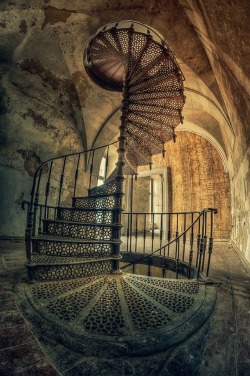 gatsbywise:thewildfreespirit:Abandoned palace in Poland-https://500px.com/  Gatsbywise