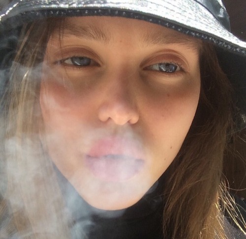 nadinridiculous:  Alia getting high 