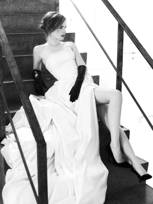bestcelebritylegs: Emma Watson in a full length strapless gown  Stunning gorgeous