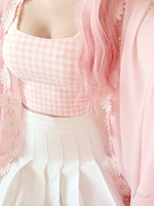 amaitohiko:  Pink daisy kimono | Lookbookstore Read More