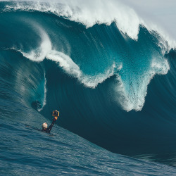 blazepress:  This is how Russel Ord gets amazing photos of the ocean. 