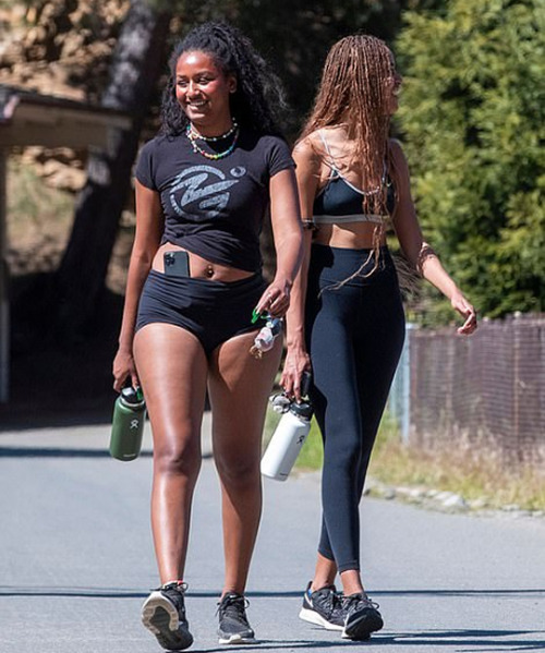 accras: Sasha, 20, and Malia, 23, out on a hike in Los Angeles on 3/16/22.