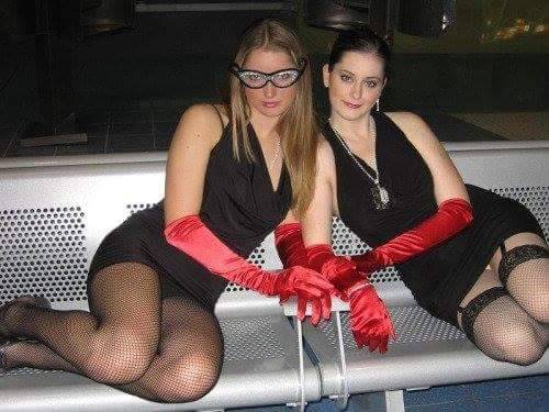 gloveloverdk: Some nice girls in gloves. ☺️