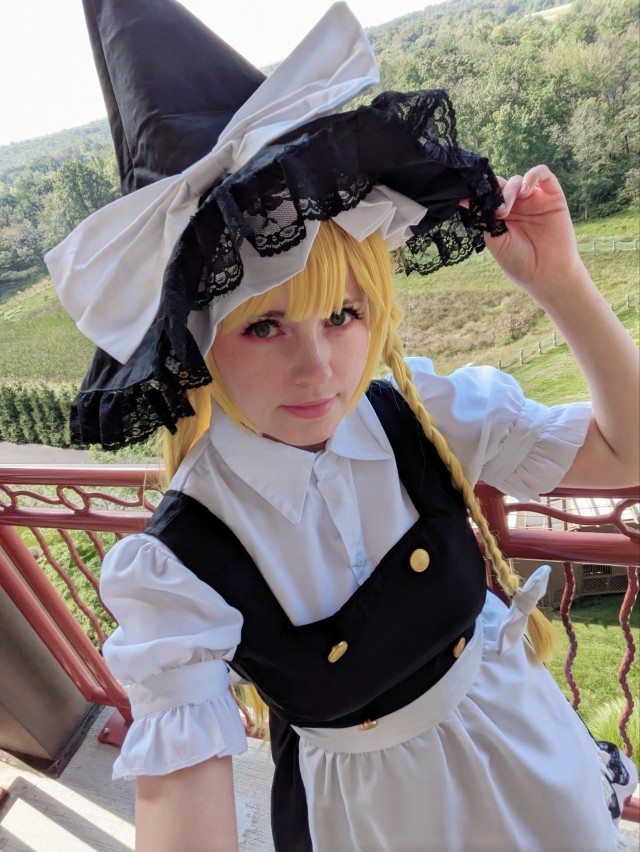 finally fixed up Marisa's wig and got to wear her at Colossalcon East 🧹 loved seeing a few other Touhou cosplayers!