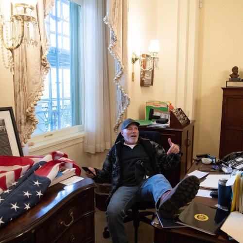 Un tizio nell’ufficio di Nancy Pelosi, la presidente della Camera dei Rappresentanti.Quanti anni di 