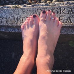 footgoddessnatalie:  Love this warm weather!!