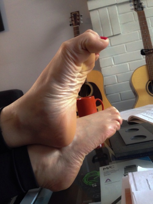 sammifeet: 5000 The number of people wasting their lives on Tumblr looking at pictures of my feet. I