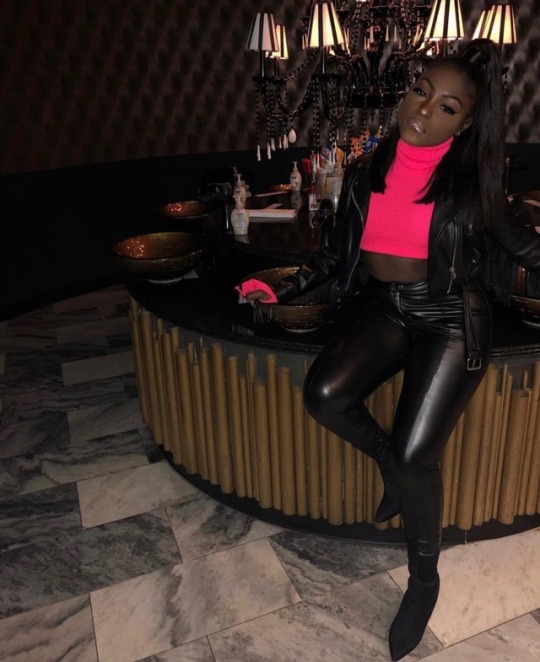 bombshellssonly:  