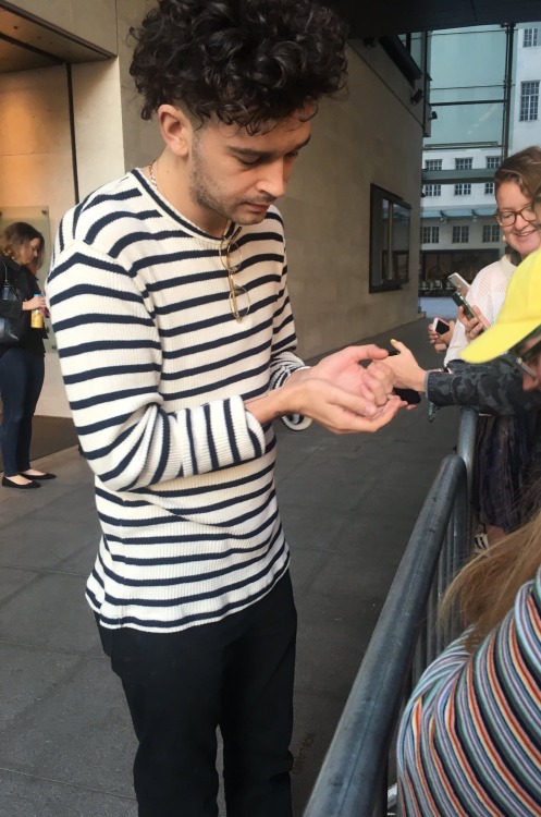 themattyhealy: I told Matty I had a present for him and he just held out his hands aS SHOWN IN THE F