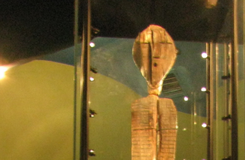 esotericworld:The Shigir Idol“A mysterious wooden idol found in a Russian peat bog has been da