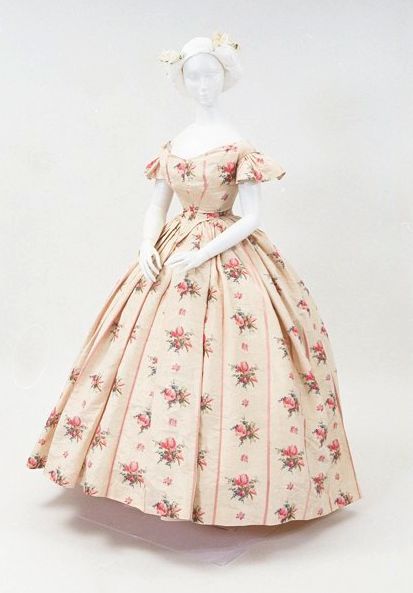 ephemeral-elegance:  Evening Dress, ca. 1860 via Bunka Gakuen Museum 