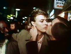 justbowiethings:He totally doesn’t really mind xD