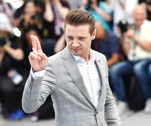 awardseason:Jeremy Rennerattends the “Wind River” photocall during the 70th annual Cannes Film Festi