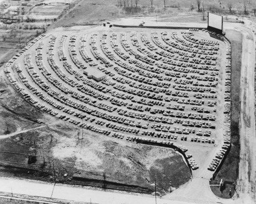 loverofbeauty:  Drive-in cinema, South Bend, Indiana, 1950s