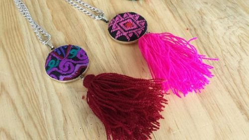 ¿Joyería, textiles, magia y color?Encuentra esto y más en cada pieza deFolklórika Accesorios Chiapas