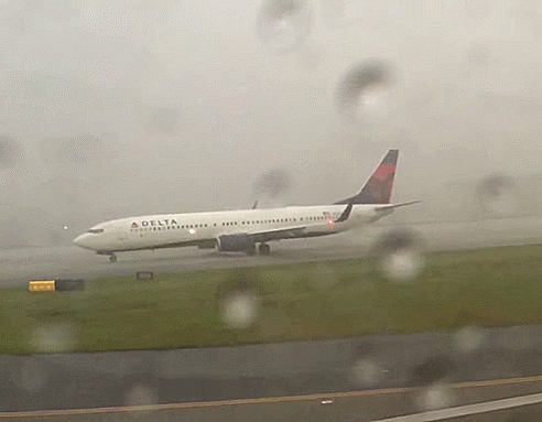 astralika:DUUUUDE you can see where it arcs off the plane to hit the ground on both