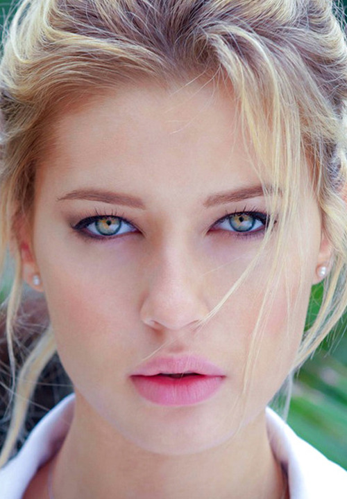 quemvecaras:Laëtizia Penmellen Wow, most sexy eyes ever