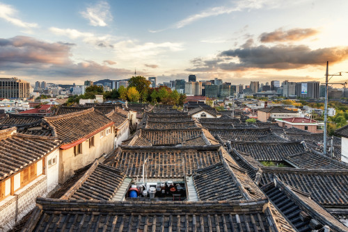 Autumn sunset in Bukchon Hanok Village. Get SEOUL Magazine (iOS, Android)