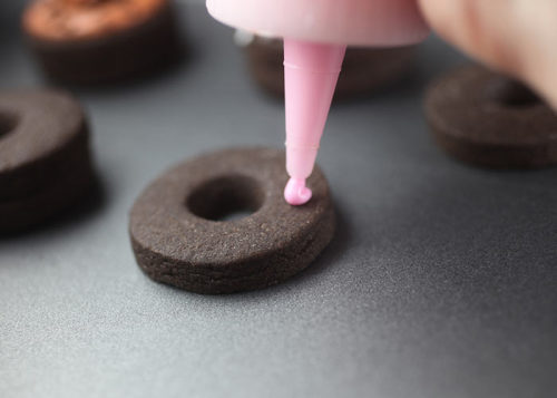 foodffs:  Decorating Doughnuts Really nice recipes. Every hour.
